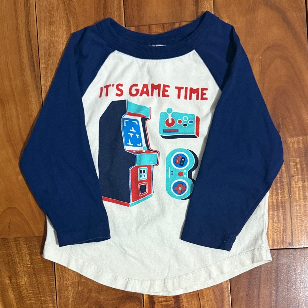 Hanna Andersson Graphic Long Sleeve Baseball Tee in “It’s Game Time” Print